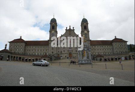 Einsiedeln Einsiedeln, Suisse, avec la femme en face de fontaine Banque D'Images