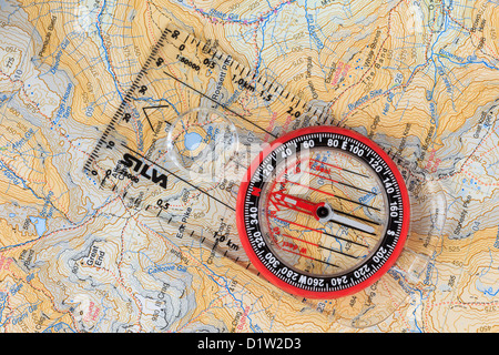 En direction nord, le compas de navigation avec les lignes de la grille sur un Harvey's 1:40000 Carte de randonnée et de marche et plaque de base flèche pointant dans le sens de marche. UK Banque D'Images