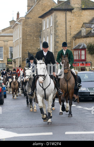 Huntsman du Heythope hunt Boxing day Répondre à Chipping Norton Oxfordshire England Banque D'Images