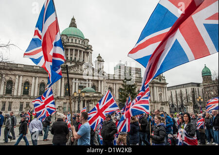 Samedi 5 janvier 2013, Belfast, Irlande du Nord, Royaume-Uni. Les loyalistes à Belfast City Hall d'un drapeau de protestation. Alamy Live News. Banque D'Images