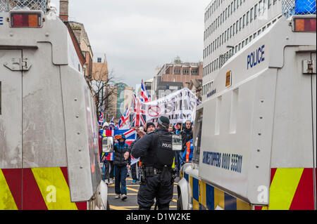 Samedi 5 janvier 2013, Belfast, Irlande du Nord, Royaume-Uni. Les loyalistes à Belfast City Hall d'un drapeau de protestation. Alamy Live News. Banque D'Images