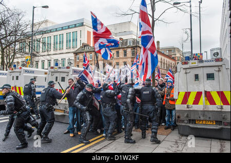 Samedi 5 janvier 2013, Belfast, Irlande du Nord, Royaume-Uni. Les loyalistes à Belfast City Hall d'un drapeau de protestation. Alamy Live News. Banque D'Images