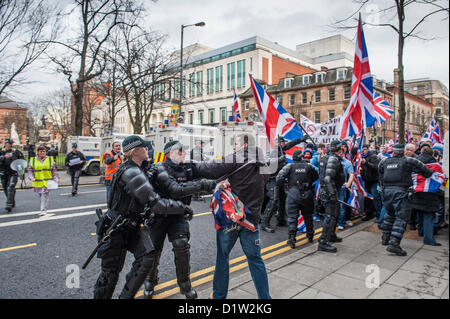 Samedi 5 janvier 2013, Belfast, Irlande du Nord, Royaume-Uni. Les loyalistes à Belfast City Hall d'un drapeau de protestation. Alamy Live News. Banque D'Images