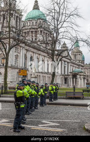 Samedi 5 janvier 2013, Belfast, Irlande du Nord, Royaume-Uni. Les loyalistes à Belfast City Hall d'un drapeau de protestation. Alamy Live News. Banque D'Images