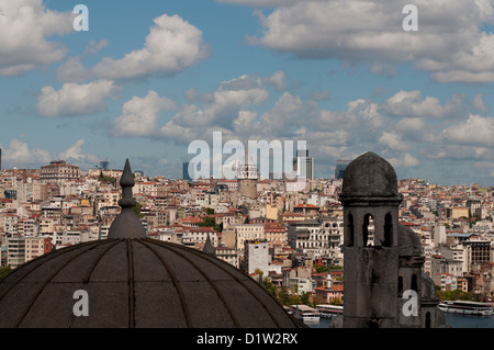 La tour de Galata à partir de la mosquée de Soliman à Istanbul, Turquie Banque D'Images