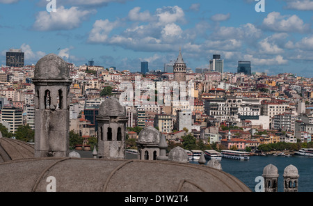 La tour de Galata à partir de la mosquée de Soliman à Istanbul, Turquie Banque D'Images