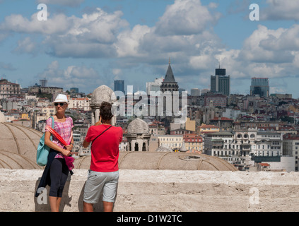 La tour de Galata à partir de la mosquée de Soliman à Istanbul, Turquie Banque D'Images