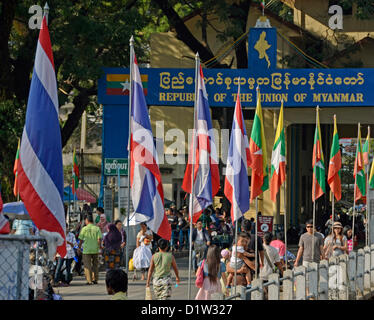 Les personnes qui traversent la frontière entre le Myanmar et Tachileik, Mae Sai, Thaïlande. Le tourisme au Myanmar est en plein essor puisque la plupart des sanctions internationales ont été levées. Banque D'Images