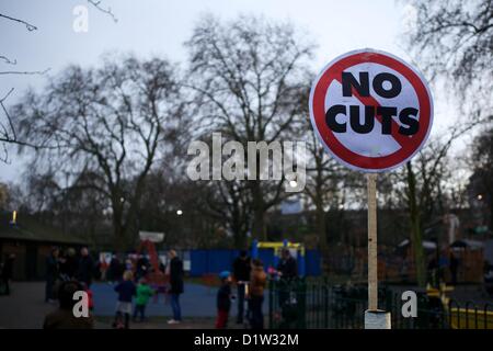 Londres, Royaume-Uni. 06 janvier 2013. Membres d'Occupy London et 'local' des militants anti-cut ont 'territoires' Battersea Park Terrain d'aventure qui est l'annexe pour la démolition du lundi 7 janvier. L'aire de jeux est maintenant fermé au public en tant que conseil de Wandsworth disent qu'ils ne peuvent plus se permettre de payer le personnel pour la superviser et planifier au lieu d'installer de l'équipement qui ne nécessite pas de surveillance. George Henton / Alamy Live News. Banque D'Images