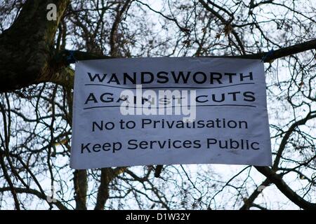 Londres, Royaume-Uni. 06 janvier 2013. Membres d'Occupy London et 'local' des militants anti-cut ont 'territoires' Battersea Park Terrain d'aventure qui est l'annexe pour la démolition du lundi 7 janvier. L'aire de jeux est maintenant fermé au public en tant que conseil de Wandsworth disent qu'ils ne peuvent plus se permettre de payer le personnel pour la superviser et planifier au lieu d'installer de l'équipement qui ne nécessite pas de surveillance. George Henton / Alamy Live News. Banque D'Images