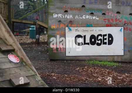 Londres, Royaume-Uni. 06 janvier 2013. Membres d'Occupy London et 'local' des militants anti-cut ont 'territoires' Battersea Park Terrain d'aventure qui est l'annexe pour la démolition du lundi 7 janvier. L'aire de jeux est maintenant fermé au public en tant que conseil de Wandsworth disent qu'ils ne peuvent plus se permettre de payer le personnel pour la superviser et planifier au lieu d'installer de l'équipement qui ne nécessite pas de surveillance. George Henton / Alamy Live News. Banque D'Images