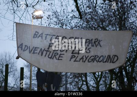 Londres, Royaume-Uni. 06 janvier 2013. Membres d'Occupy London et 'local' des militants anti-cut ont 'territoires' Battersea Park Terrain d'aventure qui est l'annexe pour la démolition du lundi 7 janvier. L'aire de jeux est maintenant fermé au public en tant que conseil de Wandsworth disent qu'ils ne peuvent plus se permettre de payer le personnel pour la superviser et planifier au lieu d'installer de l'équipement qui ne nécessite pas de surveillance. George Henton / Alamy Live News. Banque D'Images