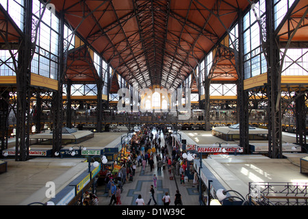 Budapest, Hongrie, en vue de l'intérieur de la halle à l'Nagy Vámház körút Vasarcsarnok road Banque D'Images