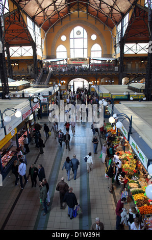 Budapest, Hongrie, en vue de l'intérieur de la halle à l'Nagy Vámház körút Vasarcsarnok road Banque D'Images