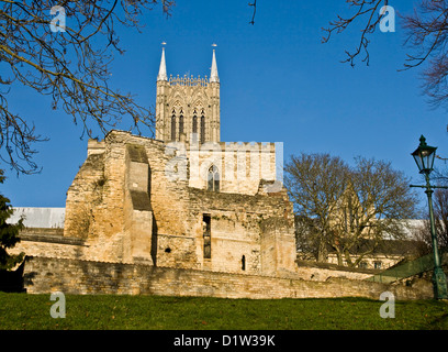 La Cathédrale de Lincoln et ruines de palais des évêques Europe Angleterre Lincolnshire Banque D'Images