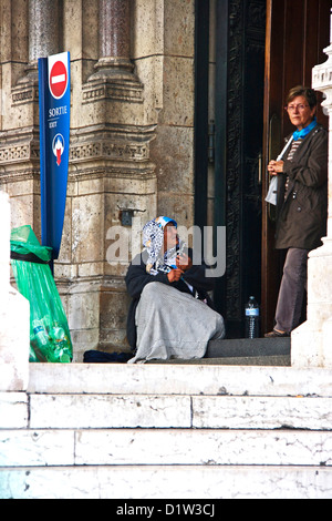 Femme musulmane la mendicité des touristes à l'entrée du Sacré Coeur, Montmartre Paris France Europe Banque D'Images