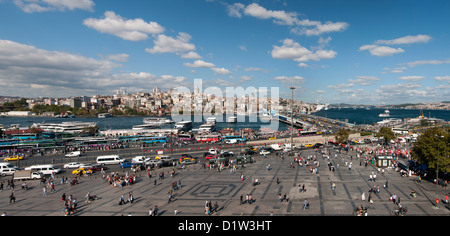 Vue panoramique de la place d'Eminonu, pont de Galata, la Tour de Galata, Istanbul, Turquie Banque D'Images