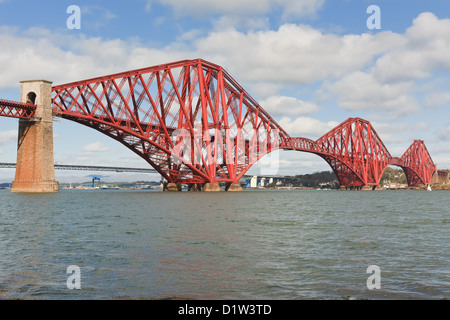 L'emblématique tour de Victorian bridge engineering qui s'étend sur le Firth of Forth en Ecosse Banque D'Images