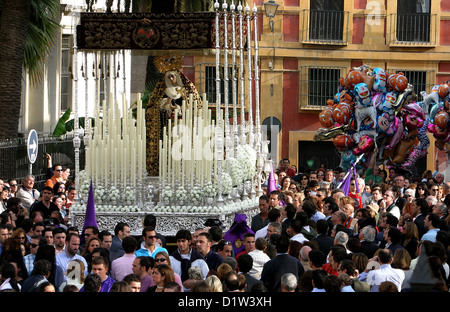 Vierge Marie flotteur (PASOS) menées dans la rue, la Semana Santa de Séville. Andalousie, Sud de l'Espagne Banque D'Images