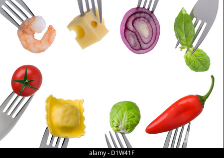 L'alimentation saine équilibrée frais pescetarian sur fourches dans une frontière avec copie espace isolés contre fond blanc Banque D'Images