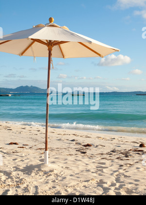 Parasol sur Cove Bay à Anguilla à St Maartan Banque D'Images