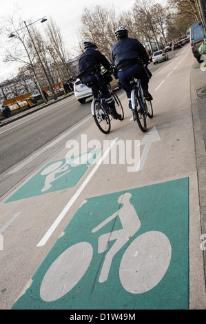 Policiers français sur les bicyclettes, Paris, France Banque D'Images