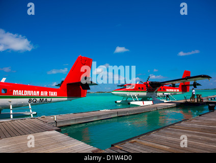 Maldivian Air Taxi Seaplanes Terminal, homme, Maldives Banque D'Images