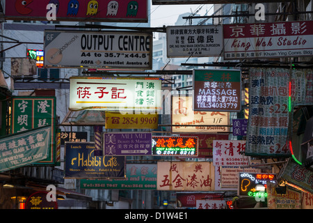 Enseignes au néon sur la jonction de Cochrane et de Wellington Street, Central, Hong Kong Island Banque D'Images