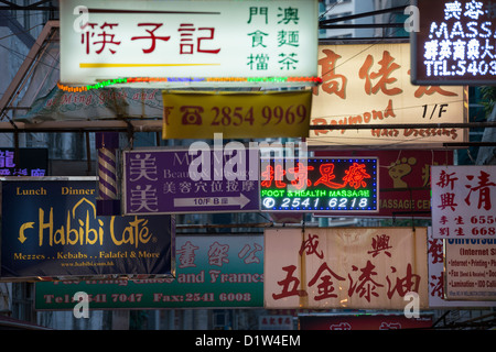 Enseignes au néon sur la jonction de Cochrane et de Wellington Street, Central, Hong Kong Island Banque D'Images