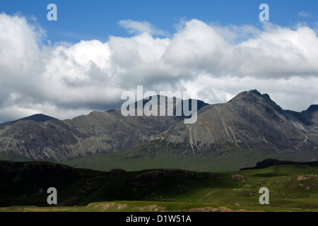 Une partie de la crête principale Cuillin y compris Sron na Ciche Sgurr Alasdair et Sgurr nan Eag du Rubh Dunain un sentier Banque D'Images