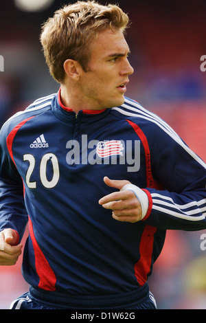 WASHINGTON, DC - 18 NOVEMBRE : Taylor Twellman de la Révolution de la Nouvelle-Angleterre se réchauffe avant le match de football de la Coupe MLS contre le Dynamo de Houston au RFK Stadium le 18 novembre 2007 à Washington, DC. Utilisation commerciale interdite. (Photographie de Jonathan Paul Larsen / Diadem images) Banque D'Images