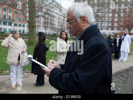 Londres, samedi 5 janvier, 2013. L'allumage des bougies à Mahatma Gandhi Memorial Statue, Tavistsock London-Save Square Garden de nos Sœurs. Les manifestants se sont réunis au Jardin Tavistock Square pour protester et montrer leur solidarité face à l'incident qui a eu lieu à Delhi, la capitale indienne, où une femme a été violée et jeté hors de l'autobus en mouvement à mourir. Le NRI indiens à Londres veulent une réponse du Gouvernement indien pour ce qui est arrivé. Un homme de signer une pétition à présenter à la Haute Commission indienne, Londres. Banque D'Images