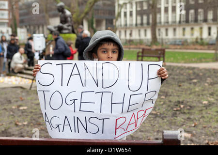 Londres, samedi 5 janvier, 2013. L'allumage des bougies à Mahatma Gandhi Memorial Statue, Tavistsock London-Save Square Garden de nos Sœurs. Les manifestants se sont réunis au Jardin Tavistock Square pour protester et montrer leur solidarité face à l'incident qui a eu lieu à Delhi, la capitale indienne, où une femme a été violée et jeté hors de l'autobus en mouvement à mourir. Le NRI indiens à Londres veulent une réponse du Gouvernement indien pour ce qui est arrivé. Vu d'un enfant tenant une playcard answeres vouloir pour ce qui est arrivé à la fille de Delhi, en Inde. Banque D'Images