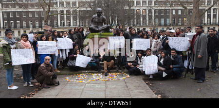 Londres, samedi 5 janvier 2013. Mémorial de la bougie à la statue du Mahatma Gandhi, jardin de la place Tavistock à Londres - Save Our Sisters. Les manifestants se sont rassemblés sur la place du jardin de Tavistock pour protester et manifester leur solidarité contre l'incident qui s'est produit à Delhi, la capitale indienne, où une femme a été violée par un gang et jetée hors du bus en mouvement pour mourir. Les Indiens de l'INR à Londres veulent une réponse du gouvernement indien pour ce qui s'est passé. Des manifestants tenant des cartes de jeu et des bougies à la statue du Mahatma Gandhi. Banque D'Images