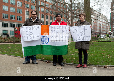 Londres, samedi 5 janvier 2013. Mémorial de la bougie à la statue du Mahatma Gandhi, jardin de la place Tavistock à Londres - Save Our Sisters. Des manifestants se sont rassemblés sur la place du jardin de Tavistock pour protester et manifester leur solidarité contre l'incident qui s'est produit à Delhi, la capitale indienne, où une femme a été violée par des gangs et jetée hors du bus en mouvement pour mourir. Les Indiens de l'INR à Londres veulent une réponse du gouvernement indien pour ce qui s'est passé. Un enfant est vu portant une étiquette avec un adulte tandis que d'autres ont allumé des bougies dans leurs mains. Banque D'Images