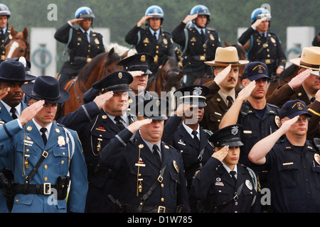 WASHINGTON, DC - 11 JUIN : les forces de l'ordre saluent sous une légère pluie alors que le corbillard portant le corps de l'ancien président des États-Unis Ronald Reagan passe devant le Mémorial de la seconde Guerre mondiale le 11 juin 2004 à Washington, DC. (Photographie de Jonathan Paul Larsen / Diadem images) Banque D'Images