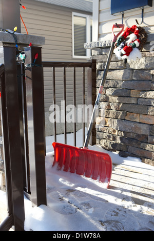 Pelle à neige sur le porche d'une maison de banlieue à Saskatoon Saskatchewan Canada Banque D'Images