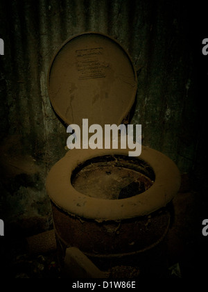 Vieux toilettes couvert de poussière et d'araignées dans la maison sombre Banque D'Images