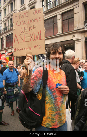 Un petit groupe de London Pride Parade rejoint les asexués Banque D'Images