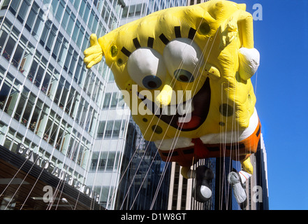 Macy's Thanksgiving Day Parade SpongeBob SquarePants personnage de dessin animé ballon montant Au-dessus de Midtown Manhattan New York City USA Banque D'Images