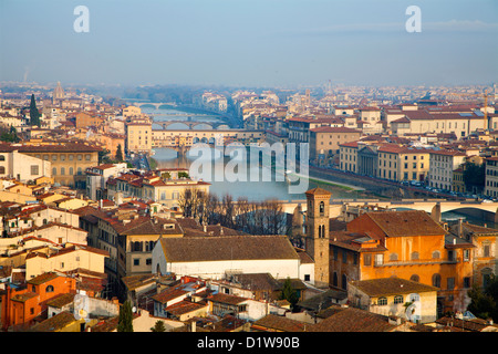 Florence - Ponte Vecchio et la ville dans la lumière du matin Banque D'Images