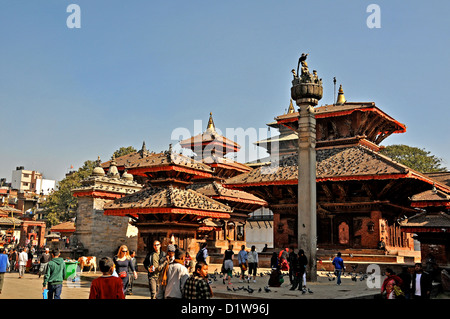 Le roi Pratap Malla colonne avant de Jagannath temple Durbar Katmandou Népal Banque D'Images