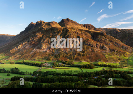 Langdale Pikes juste après l'aube, Langdale est tombé, le Lake District, Cumbria, Angleterre Banque D'Images