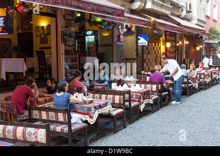 Les clients de restaurant en plein air dans la rue, Rue Ibn Kemal, Istanbul Turquie Banque D'Images