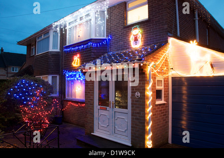 Illuminations de Noël. Comme la longue nuit d'hiver, les lumières de Noël festif à égayer cette maison jumelée à Dorchester, Dorset, Angleterre. UK. Banque D'Images