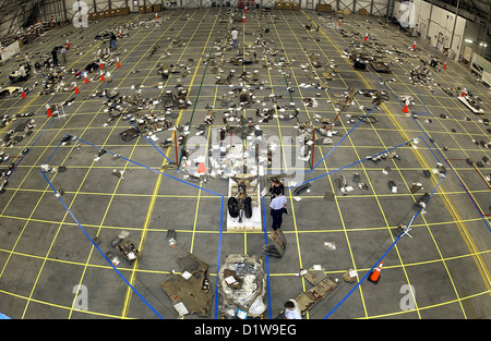 La catastrophe de la navette spatiale Columbia, grille sur le plancher de l'Hangar RLV en tant que travailleurs mettre en morceaux de débris de la Colombie-Britannique Banque D'Images