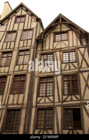 Cette paire de la ville médiévale de maisons à colombages dans le quartier branché du Marais de Paris sont très anciennes, et pourraient remonter au 14e siècle. La France. Banque D'Images