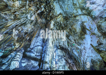 Grottes de Nerja. Galeries illuminé de formations calcaires. Stalactites descendent de façon spectaculaire de la grotte du toit. Banque D'Images