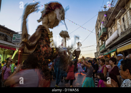 Jérusalem, Israël. Une marionnette mars dans le célèbre marché des 'Mahane Yehuda, au cours de l'août 2012 'Balabasta' festival Banque D'Images