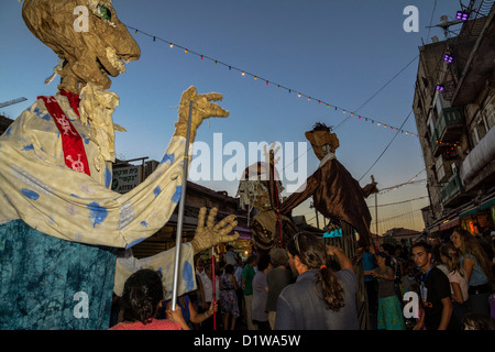 Jérusalem, Israël. Une marionnette mars dans le célèbre marché des 'Mahane Yehuda, au cours de l'août 2012 'Balabasta' festival Banque D'Images